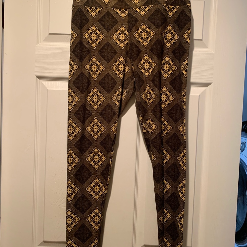 LulaRoe Tall & Curvy Leggings